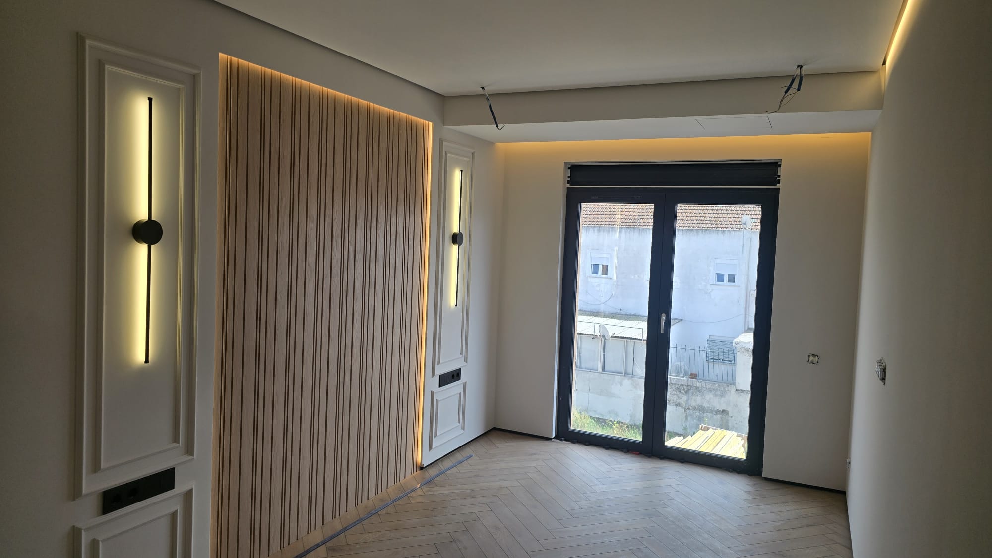 Interior em remodelação com painéis decorativos e iluminação indireta